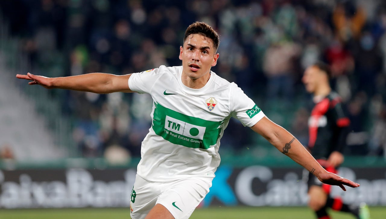 Ezequiel Ponce, pie y medio fuera