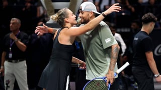Kyrgios arrasa a Sabalenka en la Batalla de los Sexos
