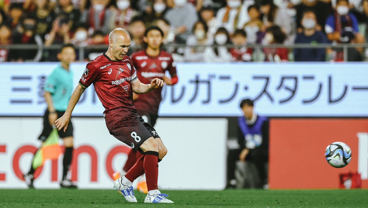 Iniesta se despide del fútbol japonés con un gesto que le delata