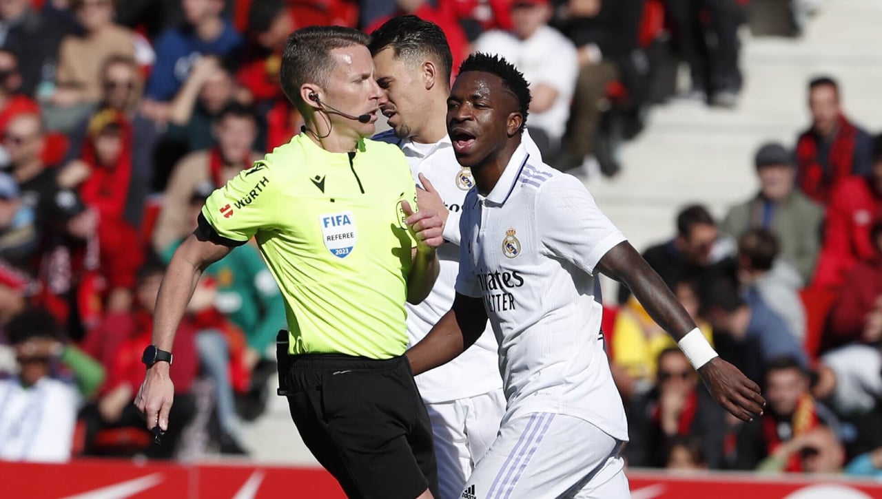 LaLiga denuncia insultos racistas a Vinicius en Mallorca y Raúl García pide "cordura"