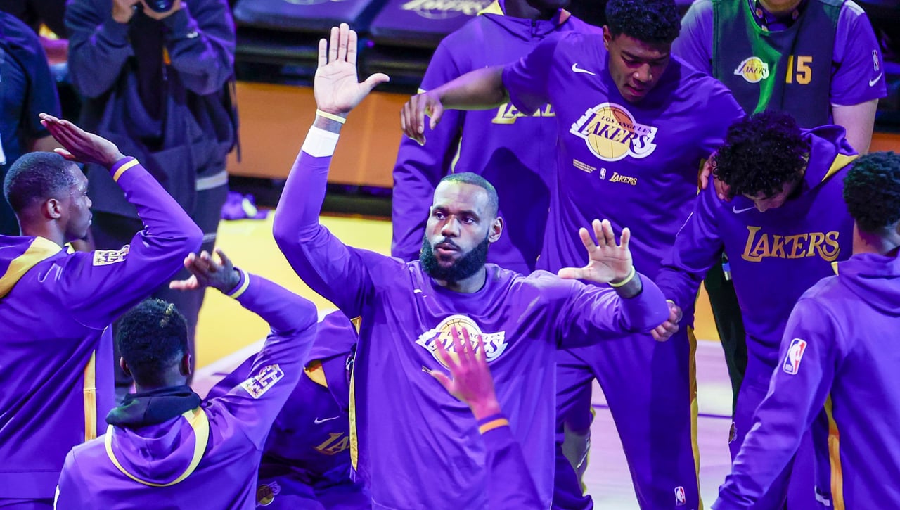 Rechaza a Los Angeles Lakers para volver a la universidad