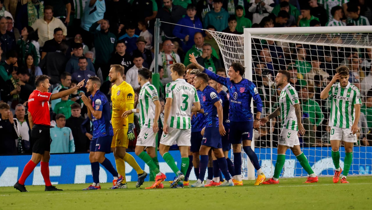 La polémica en el Betis - Atlético: el VAR 'birla' un penalti sobre Fornals