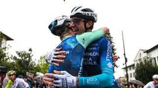 Roglic sobrevive y duro palo para Carlos Rodríguez