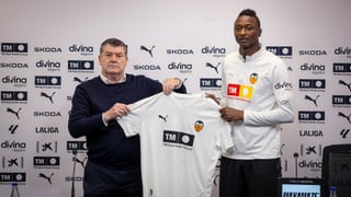 Umar Sadiq, presentado con un curioso dorsal, desvela el motivo de su vuelta al Valencia: "Aquí me sentí como en casa, eso es lo que me motivó"