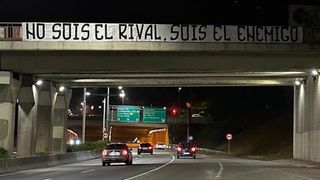 El Espanyol incendia el derbi catalán con pancartas en Barcelona