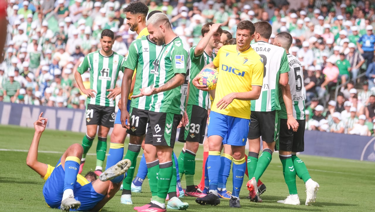Consecuencias de un "domingo negro" en el Betis: sin centrales ni lateral derecho ante el Espanyol