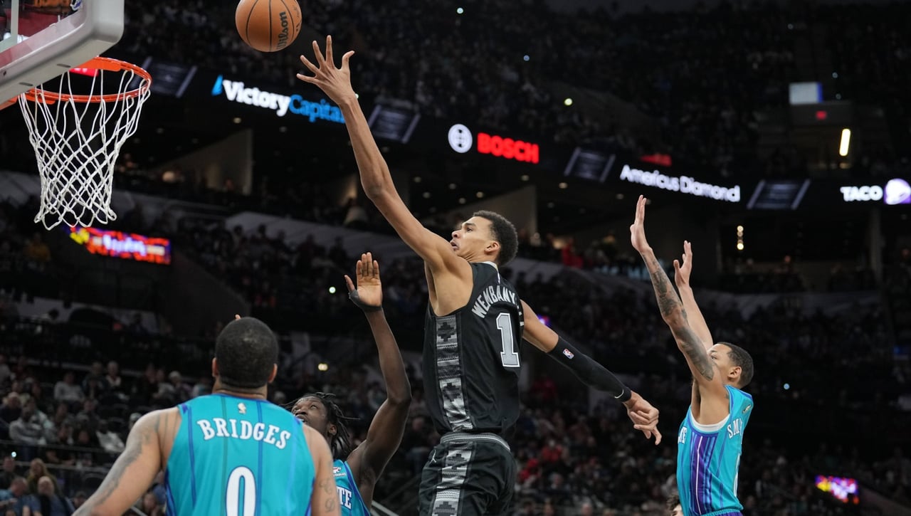 Wembanyama vuela, Curry resucita y Jokic se da un festín