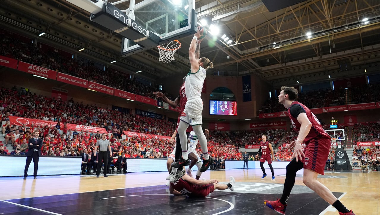Unicaja obra el milagro en Murcia