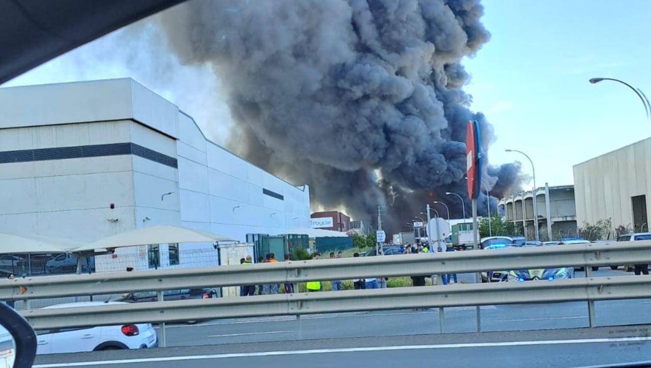 Una extensa nube de humo pone en alerta a toda la provincia de Sevilla