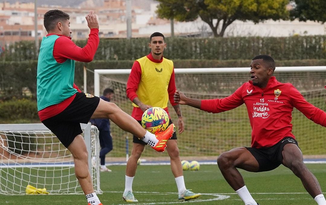 El Almería vuelve a los entrenamientos sin tres jugadores