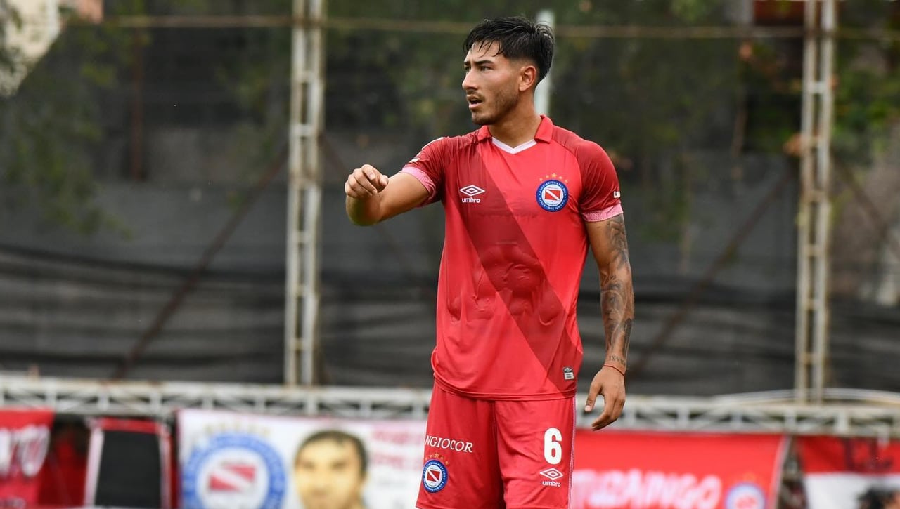 Román Vega, un nuevo comodín zurdo para la defensa sobre la mesa de Fajardo