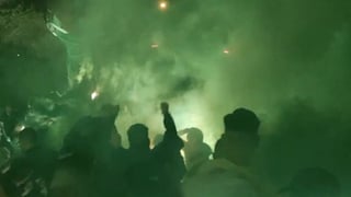 Bestial recibimiento al Betis: un jugador ultra, manteos, botes...