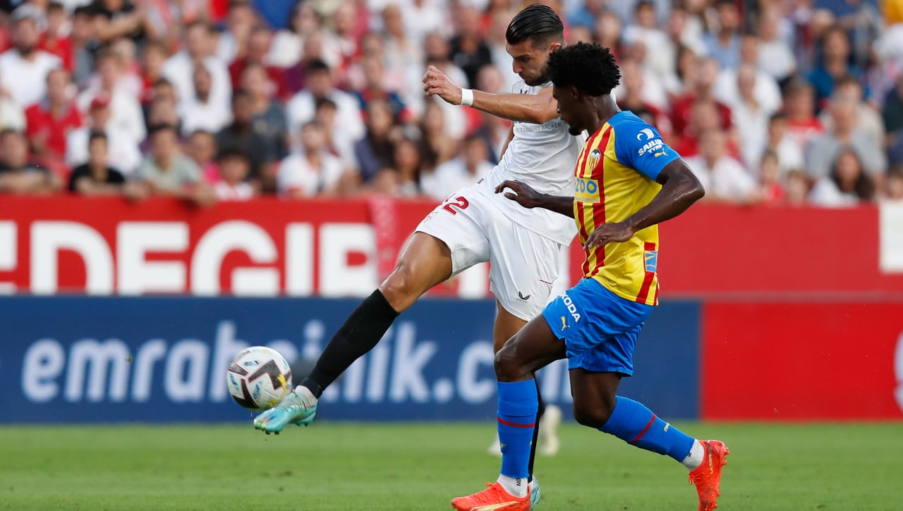 El Valencia viaja a Almería pensando en el Sevilla