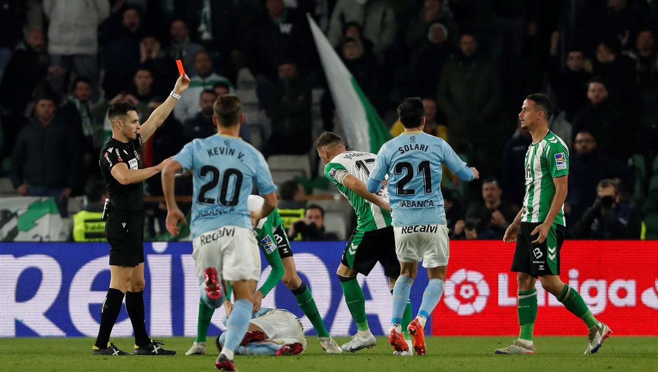 La reunión 'secreta' de los árbitros que tiene al fútbol español en vilo