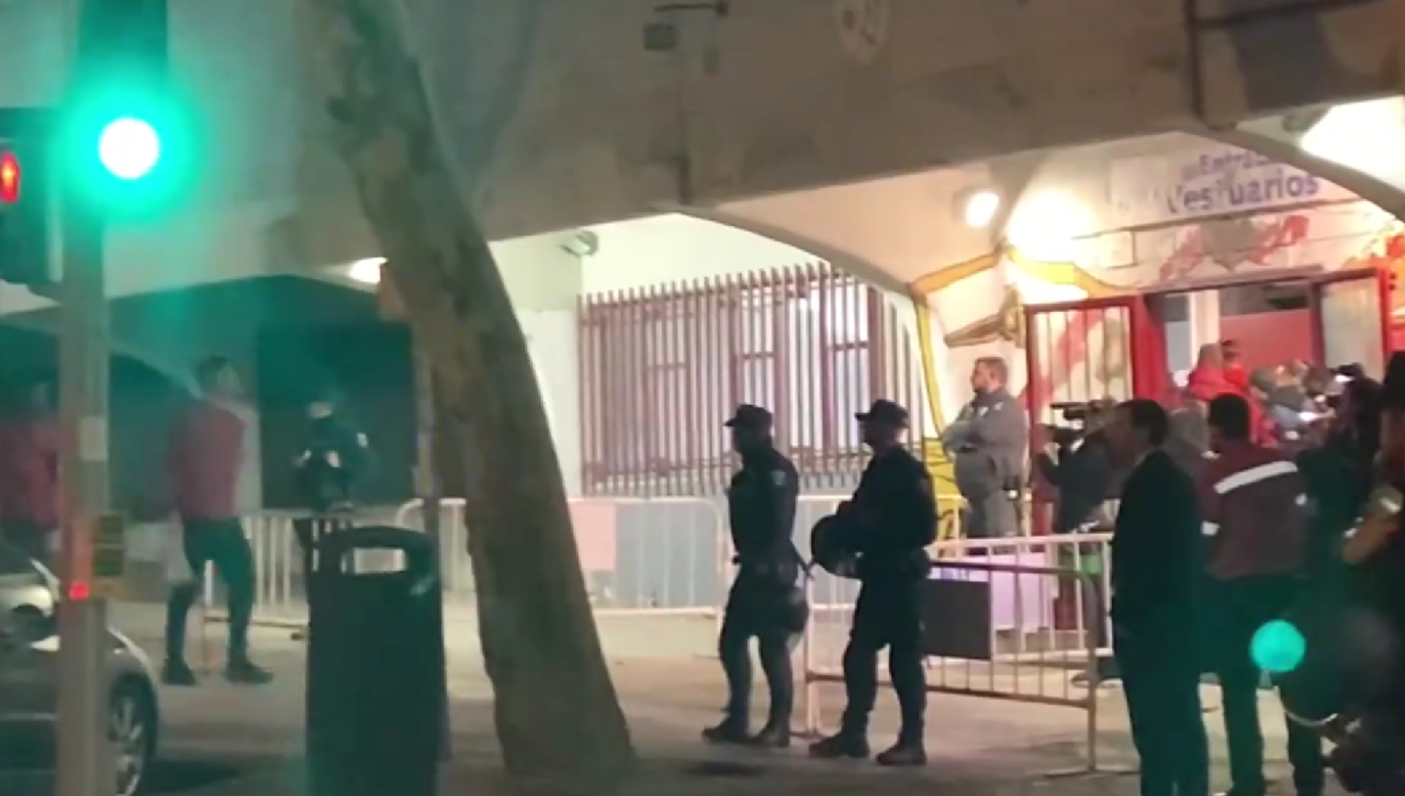 La tensa llegada del Sevilla a Vallecas