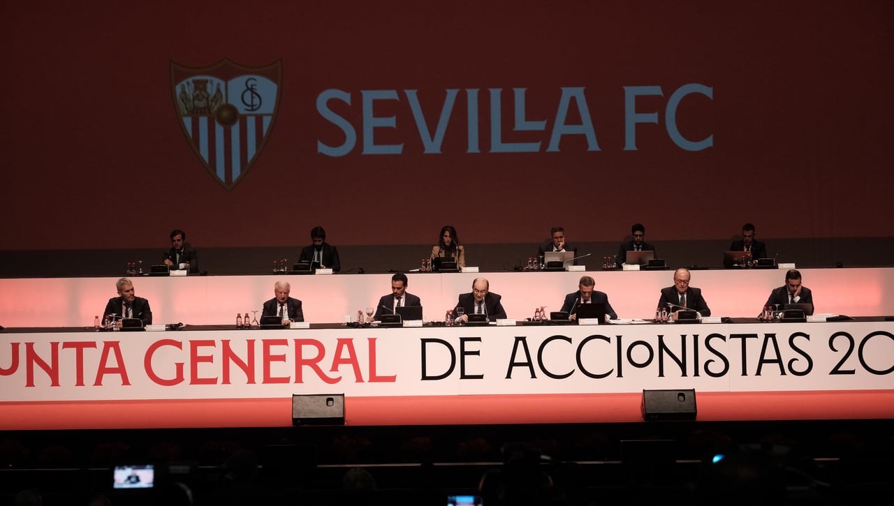 Los rumores de una tercera vía en el Sevilla y la versión oficial de la familia Carrión 