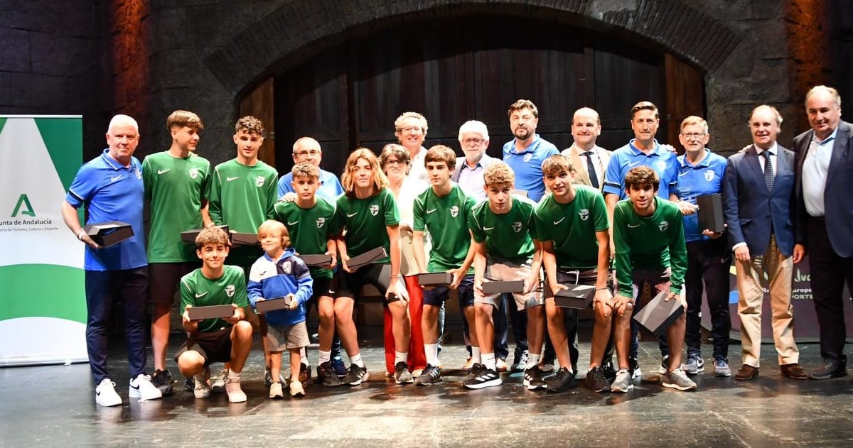 Homenaje a las selecciones sevillanas campeonas de Andalucía de fútbol