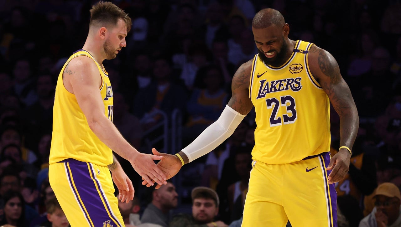 Doncic y LeBron James rescatan a los Lakers 