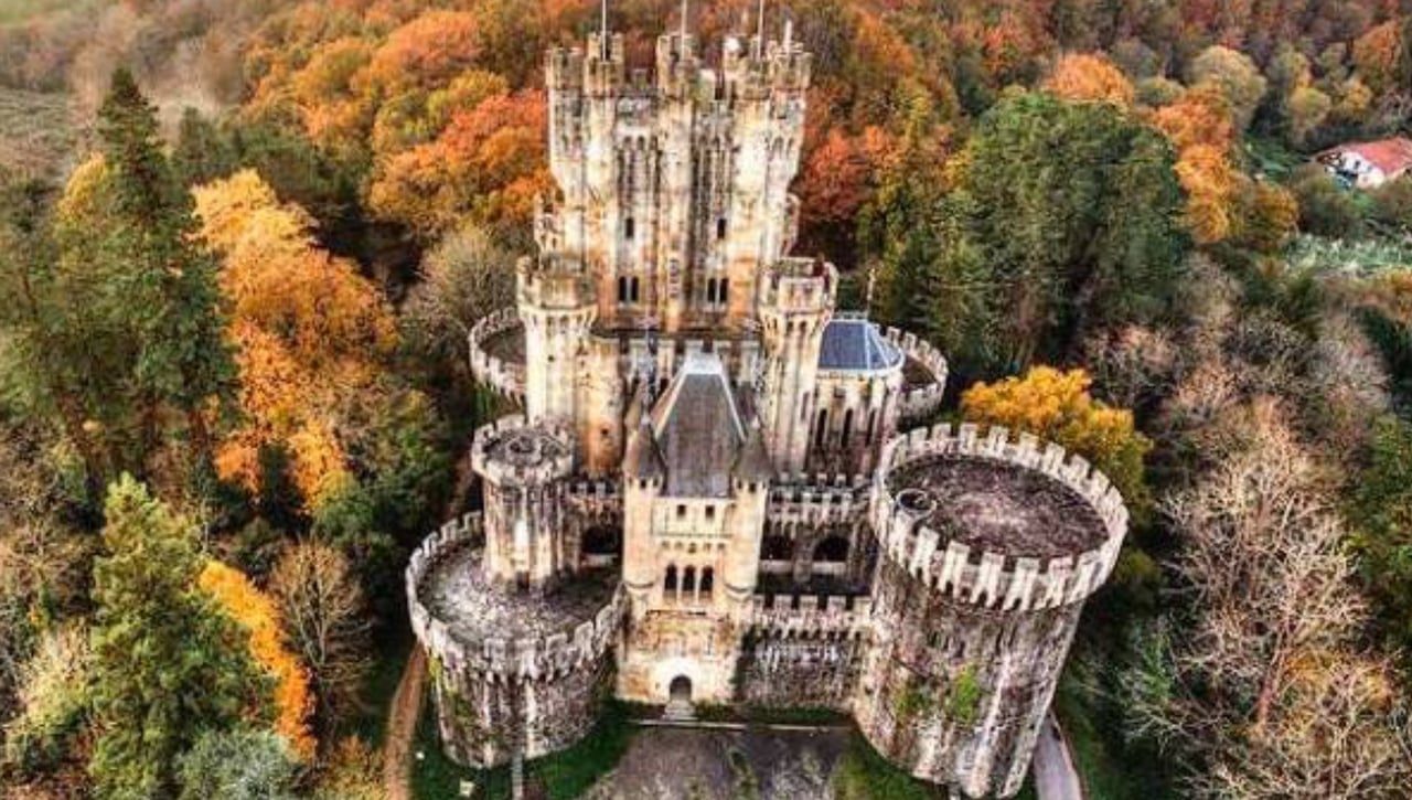 El pueblo con un castillo de cuento muy cerca de la playa