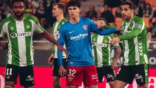 Polémica en el acta arbitral del Betis - Elche: "Me protestó con actitud agresiva y tuvieron que sujetarle"