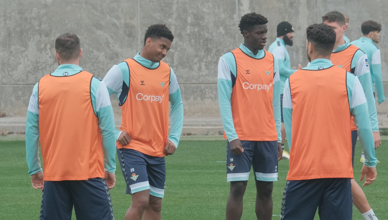 Los laterales zurdos que la IA sugiere al Betis para sustituir a Miranda y Abner; uno estuvo en el otro barrio