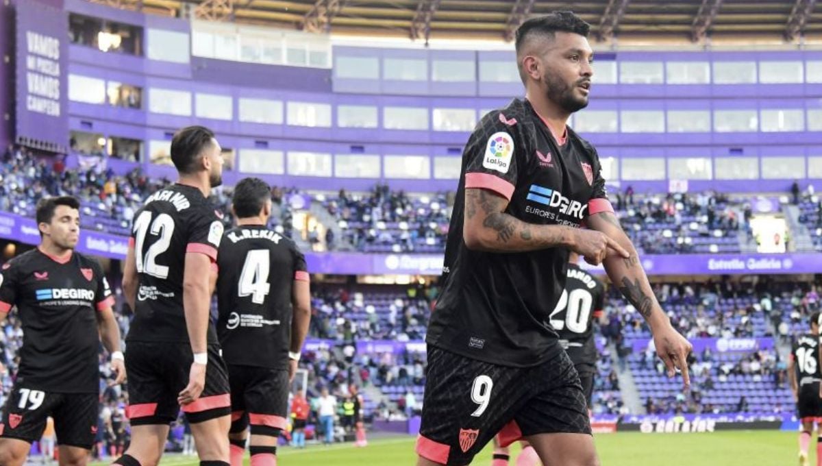 Tecatito Corona festeja por su vuelta y su gol y manda un mensaje al sevillismo