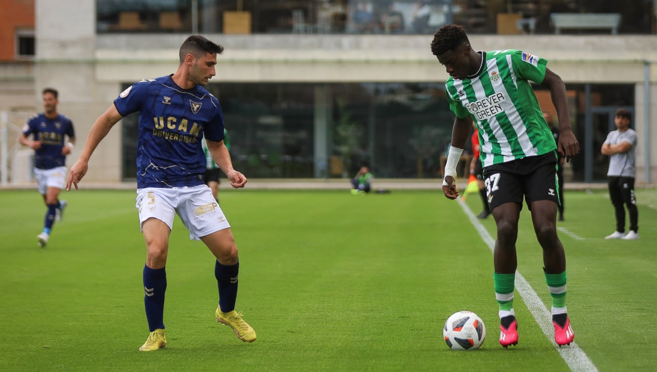 Empate marcado por la polémica arbitral entre el Betis Deportivo y el UCAM (0-0)