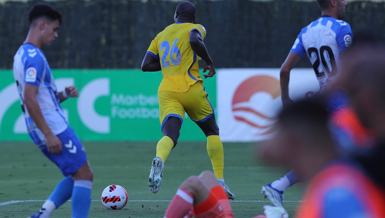 Sabor amargo en otro amistoso con poco ritmo (0-2)