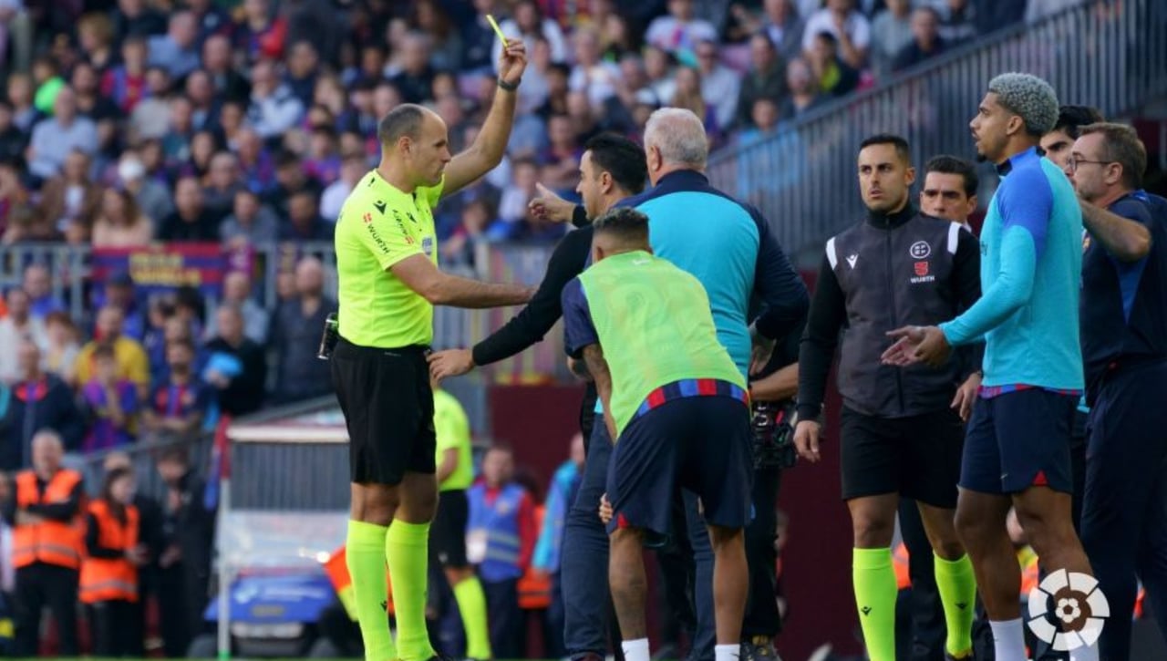 Mateu Lahoz incendia las redes a base de tarjetas