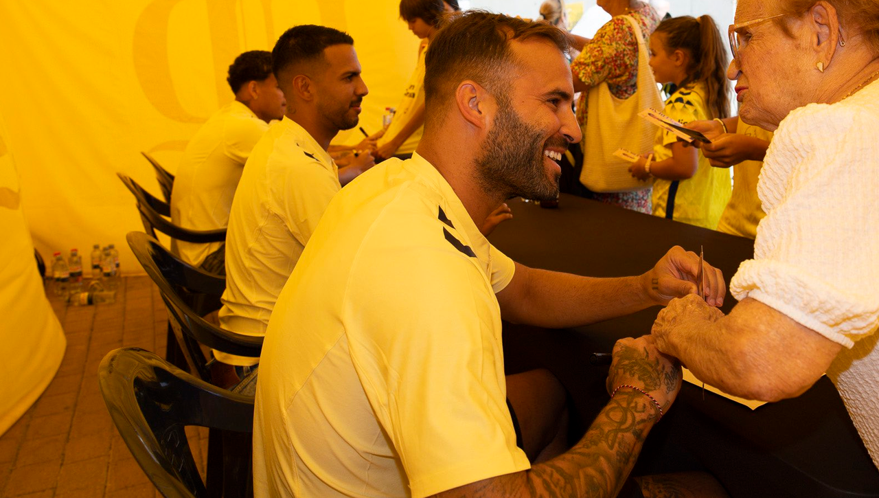 Lio en la firma de autógrafos de Las Palmas con Jonathan Viera y Jesé Rodríguez