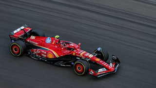 Carlos Sainz se choca contra un muro