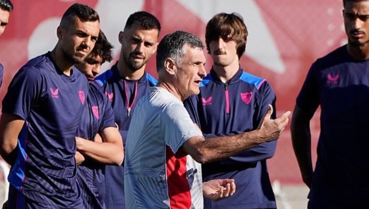 Suso y Bryan Gil reciben mimos por parte del técnico del Sevilla 