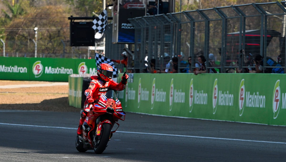 Marc Márquez se sobrepone a los elementos para arrasar en Tailandia