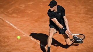 Jannik Sinner se postra ante la nueva estrella del tenis mundial