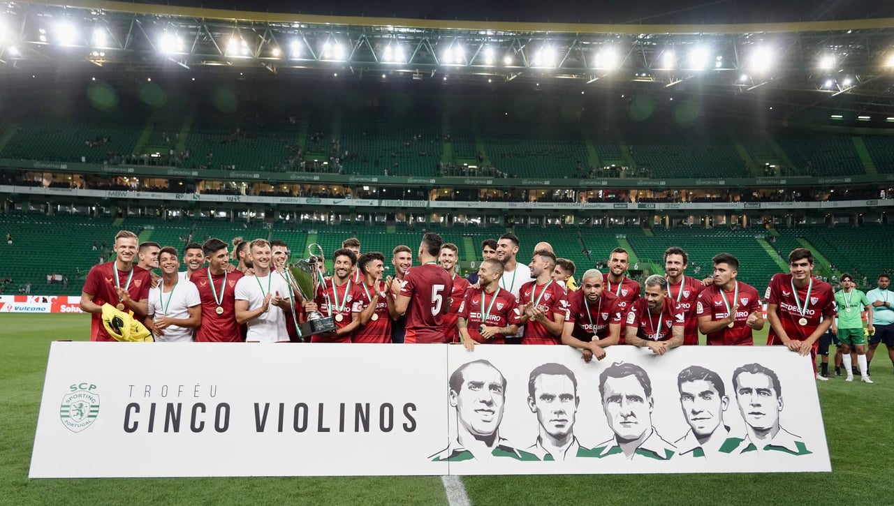 La naturalidad con la que el vestuario del Sevilla entona el adiós a Koundé