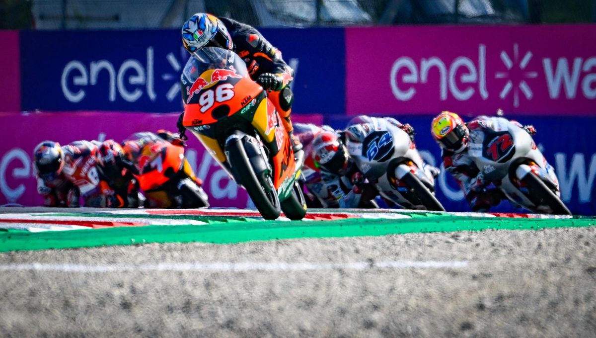 El español Dani Holgado gana el GP de Italia en Moto3 con 'foto finish'