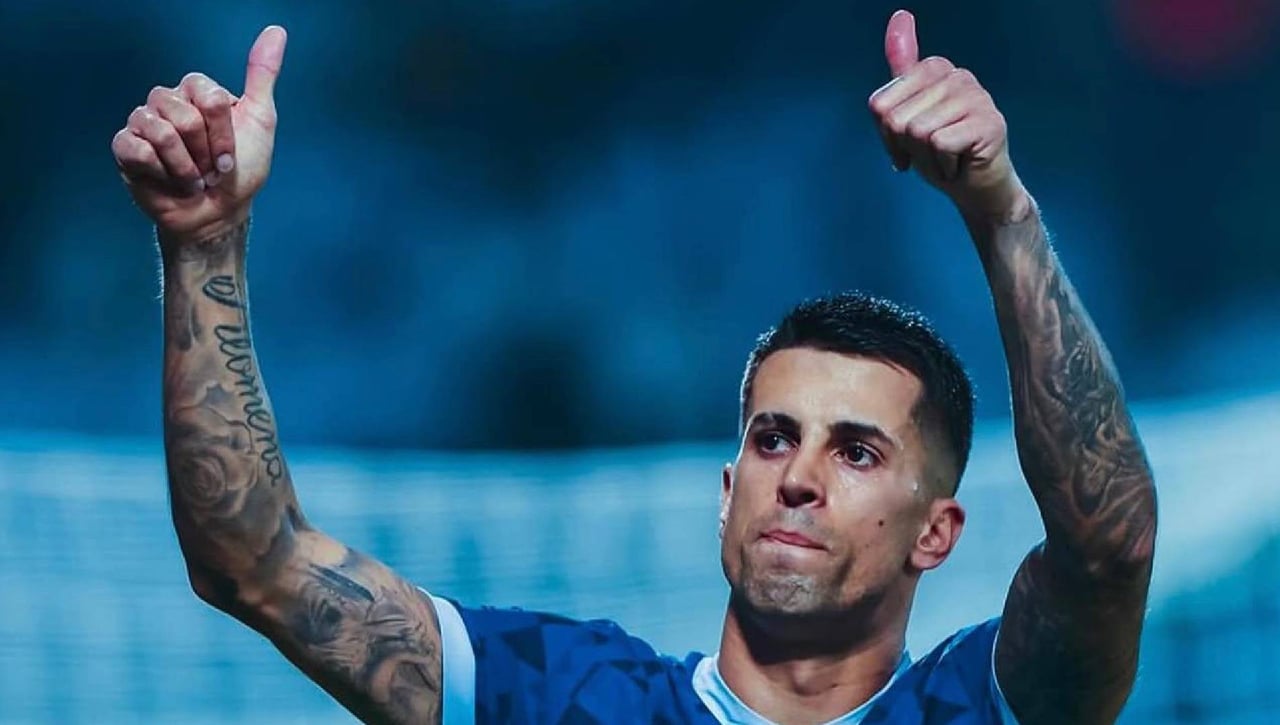 Se abre la opción Joao Cancelo