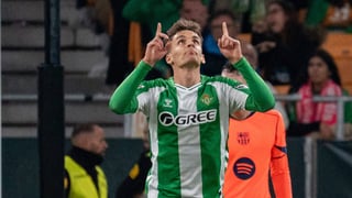 Flick pide el fichaje de un central y desde Barcelona miran al Betis: Diego Llorente y Luiz Felipe, en la agenda de Deco 