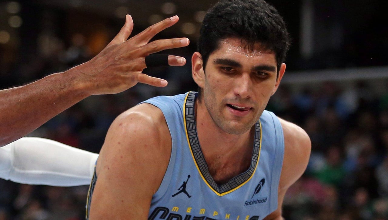 Santi Aldama debuta en playoffs llevándose una soberana paliza