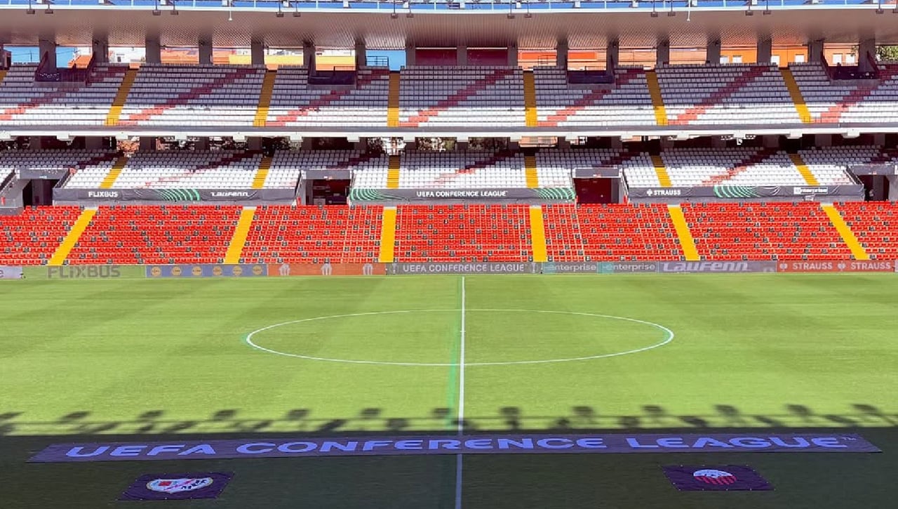 Vallecas 'se encoge' para Europa: campo más estrecho, adiós al luto y una 'chapuza' a brocha gorda