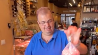 Un bar sevillano inventa los desayunos del Betis y del Sevilla