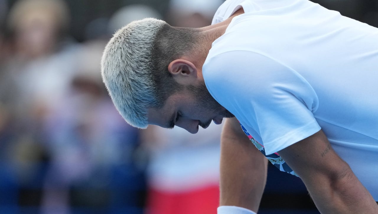 Carlos Alcaraz gana a la pata coja en Tokio