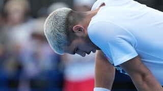 Carlos Alcaraz gana a la pata coja en Tokio