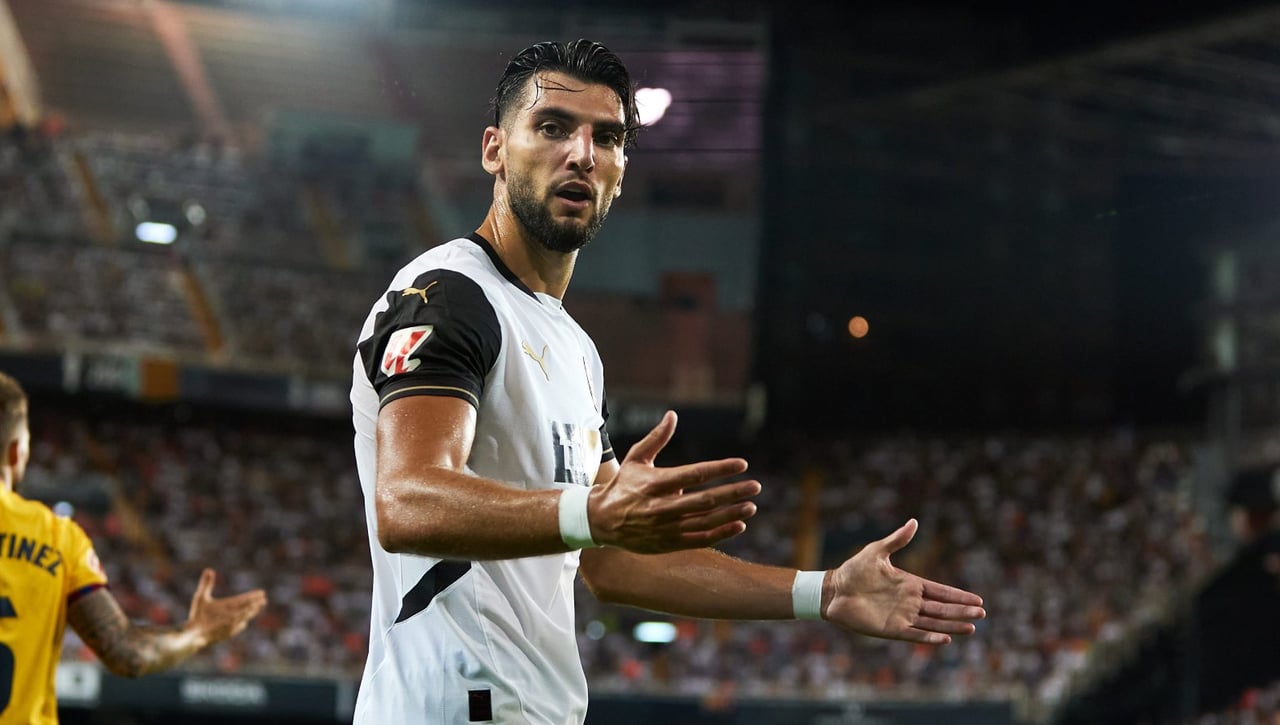 Carlos Corberán se planta con Rafa Mir y Pepelu