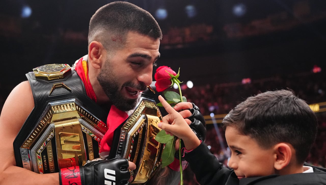 Ilia Topuria destroza a Charles Oliveira para entrar en la historia de la UFC