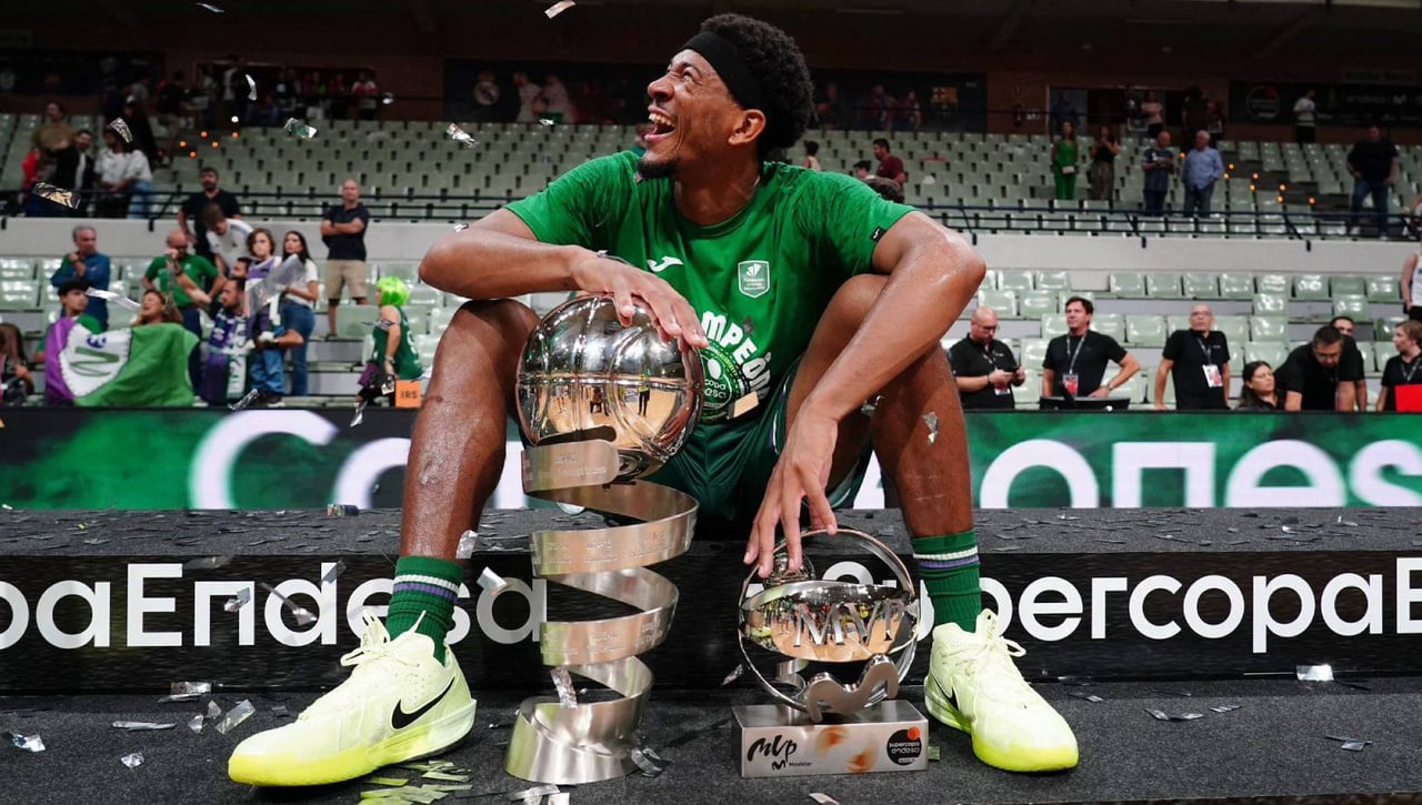 Los jugadores de Unicaja reciben su recompensa