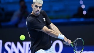 Carlos Alcaraz logra una importante victoria en Turín antes de su debut en las ATP Finals