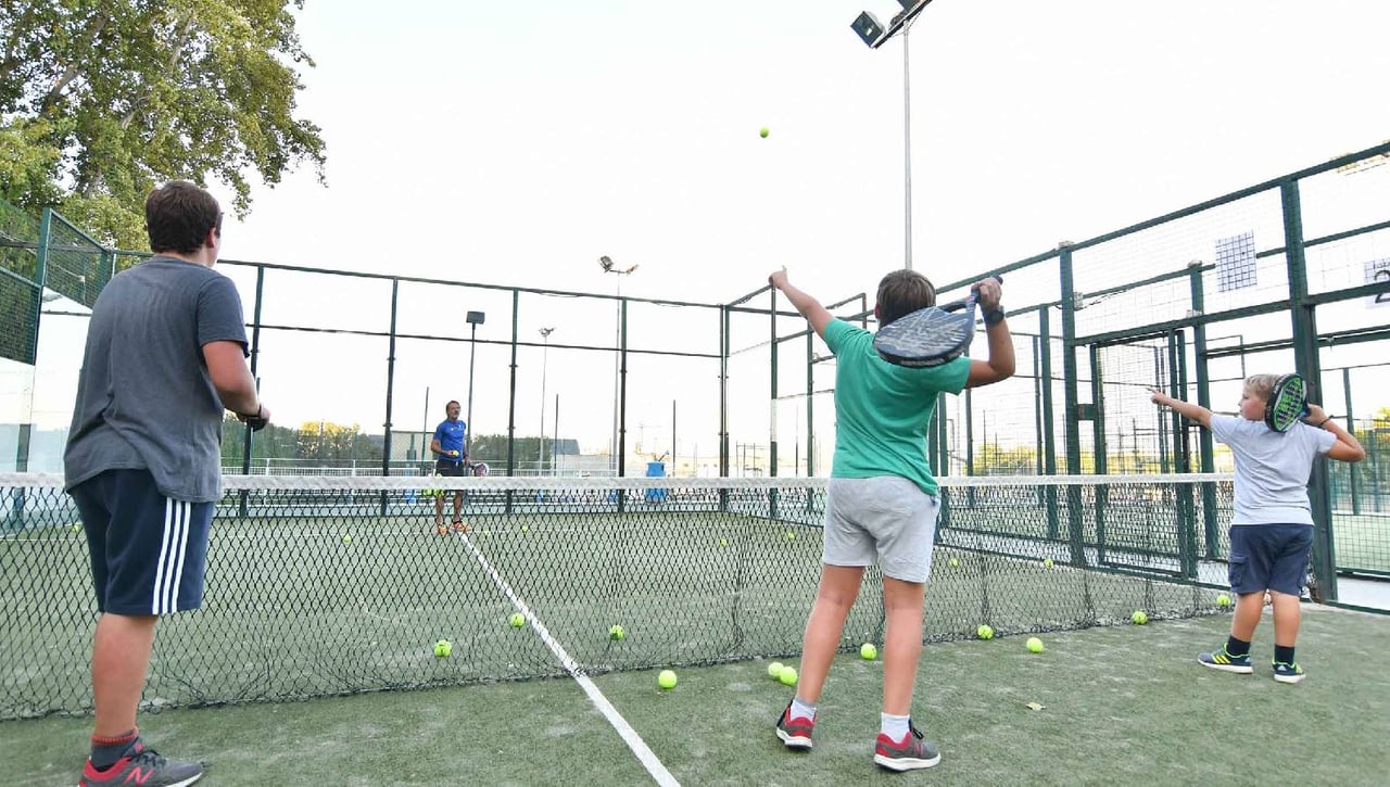 La cuarta jornada deja una clasificación muy igualada entre los cadetes del Circuito Provincial de Pádel