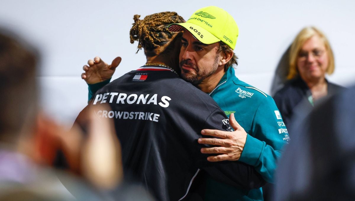 Alonso deja un dardo para Hamilton y habla de su contrato con Mercedes
