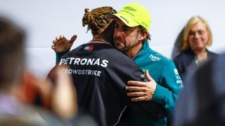 Alonso deja un dardo para Hamilton y habla de su contrato con Mercedes